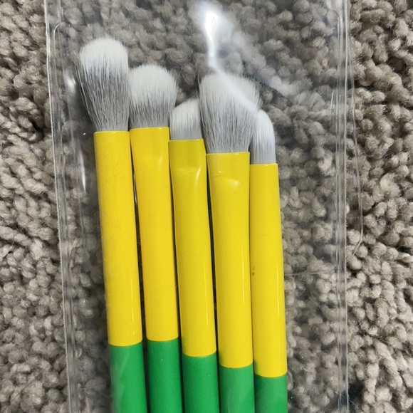 Lavish Brushes - Picture 3 of 3